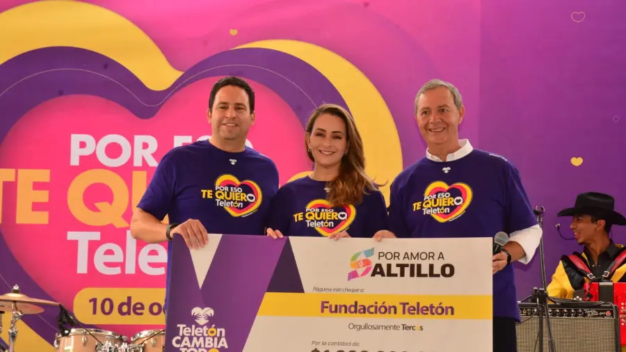 El alcalde Javier Díaz González y la presidenta honoraria del DIF Saltillo, Luly López Naranjo, formalizaron la aportación de un millón de pesos al Teletón 2026, en apoyo a los servicios de rehabilitación del CRIT Coahuila.