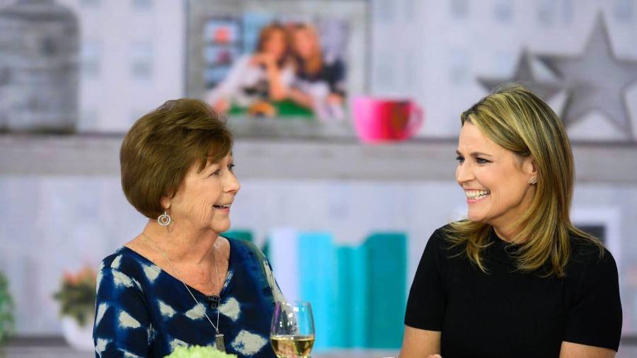 En esta imagen proporcionada por NBCUniversal, Savannah Guthrie, a la derecha, y su madre Nancy hablan, el miércoles 17 de abril de 2019, en Nueva York.