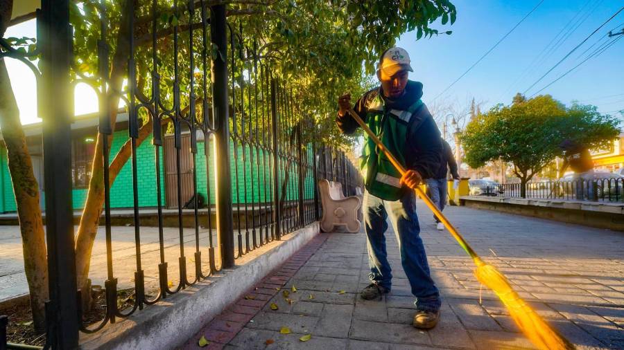 Las cuadrillas municipales recorren colonias, vialidades y comunidades rurales para atender reportes y necesidades de la población.