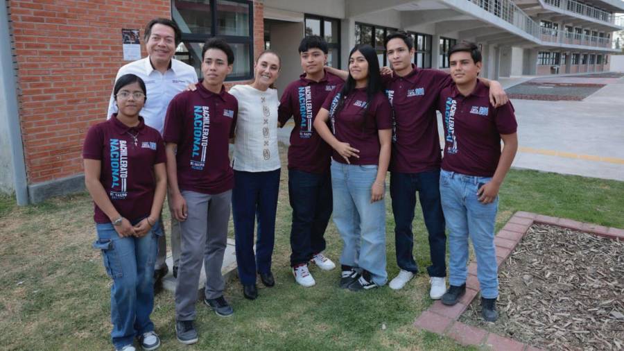 Mario Delgado, secretario de Educación Pública, y Claudia Sheinbaum Pardo, presidenta de México, en la inauguración del del Centro de Bachillerato Tecnológico Agropecuario No. 331.