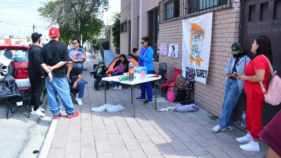Trabajadores del IMSS mantuvieron un campamento frente a la Sección XII del SNTSS en Saltillo, como parte de las protestas que se han extendido a cinco municipios de Coahuila.