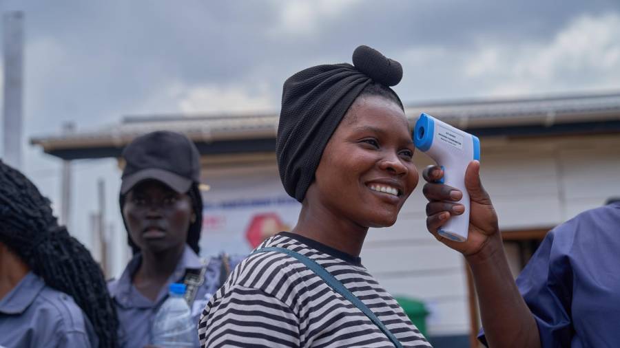 A una mujer le toman la temperatura en el centro de tratamiento del ébola recién inaugurado en Rwakole, Bunia, República Democrática del Congo.
