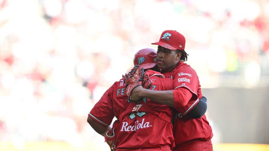 Los jugadores de los Diablos Rojos celebran en el campo después de asegurar la histórica victoria sobre los Yankees de Nueva York.