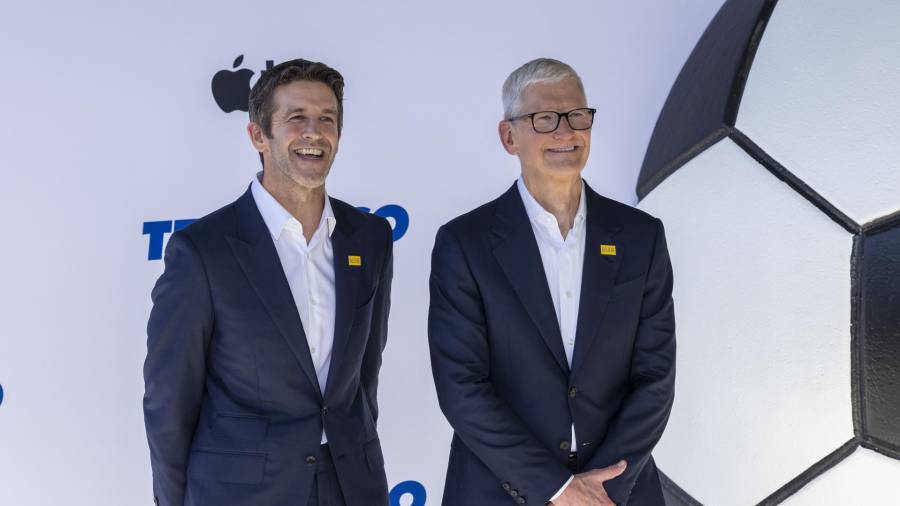 John Ternus (i) y Tim Cook (d) llegando al estreno mundial de la cuarta temporada de la serie de televisión ‘Ted Lasso’ en el Academy Museum of Motion Pictures de Los Ángeles, California.