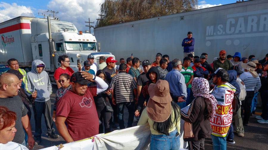 LERMA, ESTADO DE MÉXICO, 20OCTUBRE2026.- Automovilistas y motociclistas varados en el bloqueo de la carretera México-Toluca tuvieron confrontaciones con familiares de personas desaparecidas, quienes mantienen cerrada la vialidad en ambos sentidos. Después de casi seis horas, se abrió la circulación con dirección a Toluca, mientras que el sentido hacia la Ciudad de México continuaba cerrado. FOTO: CRISANTA ESPINOSA AGUILAR/CUARTOSCURO.COM