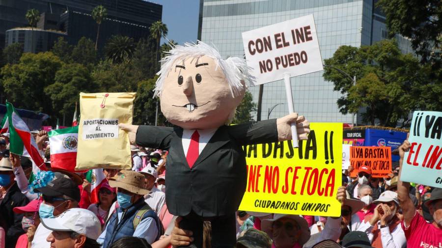 Ciudadanos marcharon en defensa del INE ante una posible reforma electoral impulsada por el gobierno federal en CDMX