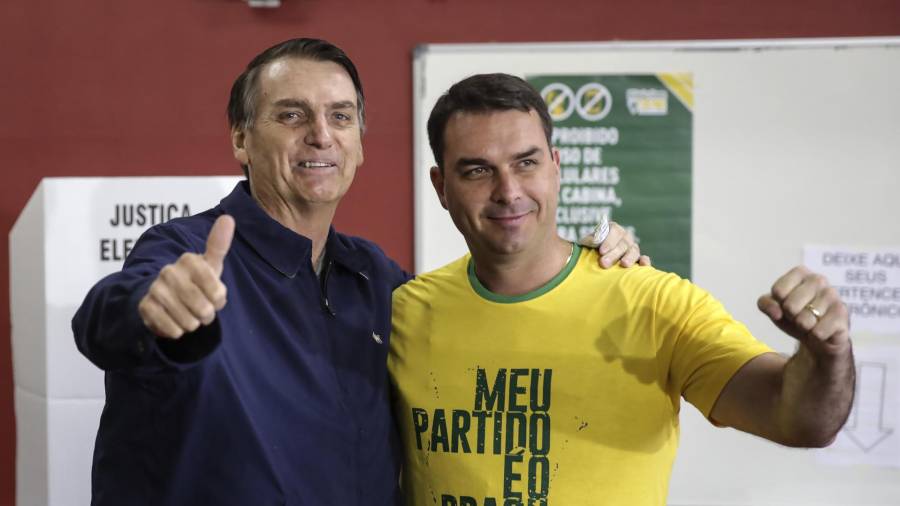Fotografía del 7 de octubre de 2018 que muestra al expresidente de Brasil, Jair Bolsonaro (i) junto a su hijo, Flavio Bolsonaro, después de la primera vuelta de las elecciones presidenciales de Brasil en 2018.