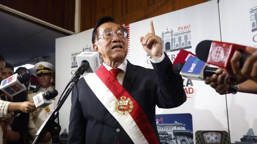El nuevo mandatario interino de Perú, José María Balcázar, habla en una rueda de prensa en Lima (Perú).