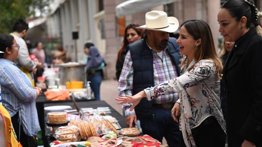 Asistentes recorrieron los stands de bisutería, manualidades y repostería elaborados por alumnos de los centros comunitarios de Saltillo.
