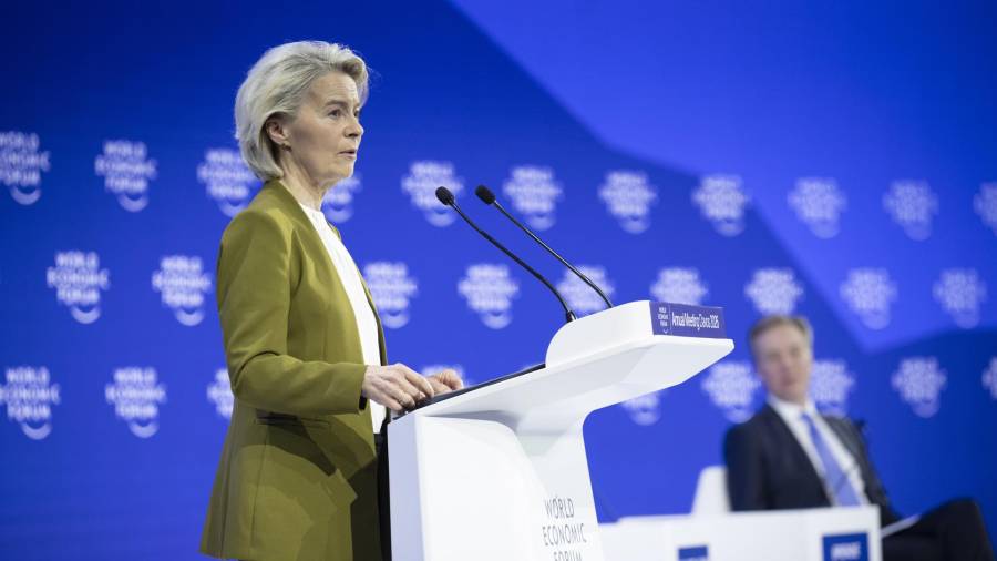Ursula von der Leyen, presidenta de la Comisión Europea, habla en el Palacio de Congresos durante el 56.º Foro Económico Mundial (FEM) en Davos, Suiza.