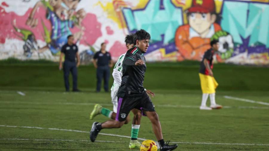 La cancha se convirtió en punto de encuentro entre jóvenes de las colonias y corporaciones de seguridad.