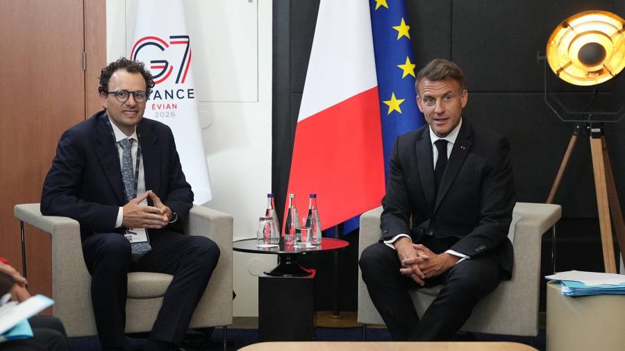 El presidente francés, Emmanuel Macron (derecha), se reúne con el director ejecutivo de Anthropic Dario Amodei durante una reunión bilateral al margen de la cumbre del G7 en Evian-les-Bains, Francia.