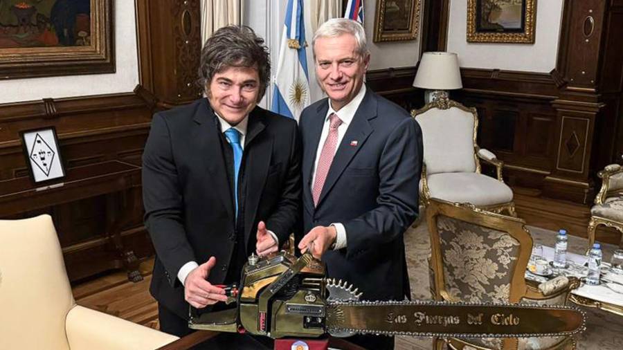 El mandatario de Argentina, Javier Milei y el presidente electo de Chile, José Antonio Kast posan junto a una sierra en Buenos Aires, Argentin.
