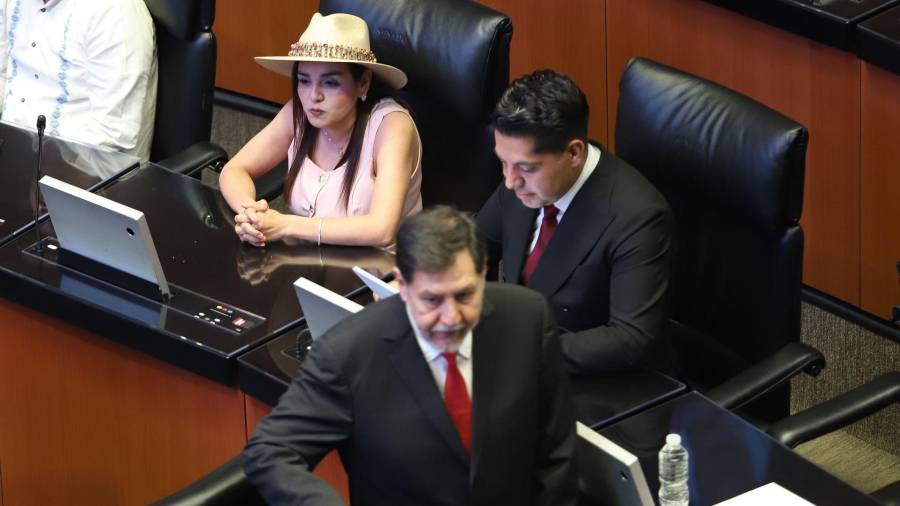 Grecia Quiróz, presidenta de Uruapan, observa al senador de Morena, Gerardo Fernández Noroña, que la ignoró a su paso para su escaño.