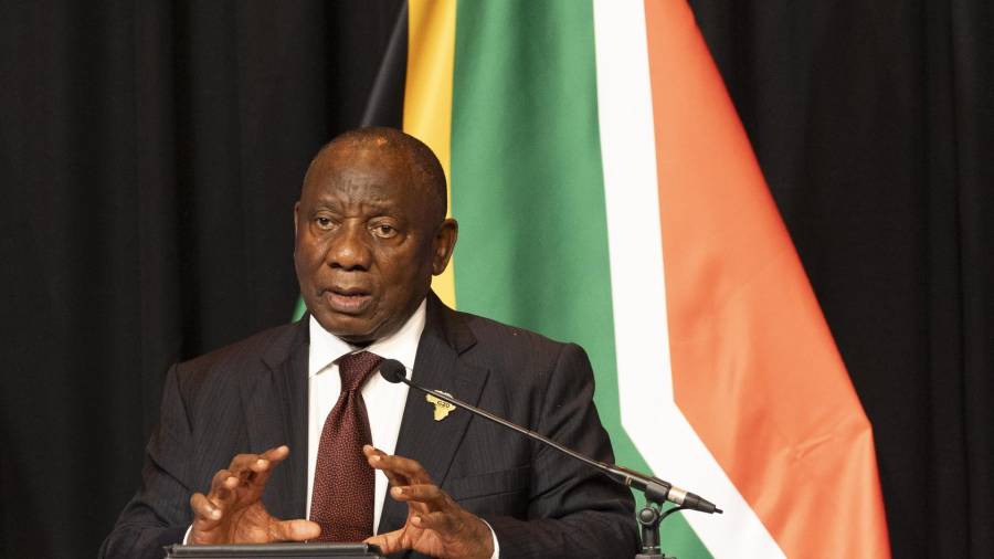 El presidente sudafricano Cyril Ramaphosa ofrece una rueda de prensa en Sandton City, Johannesburgo.