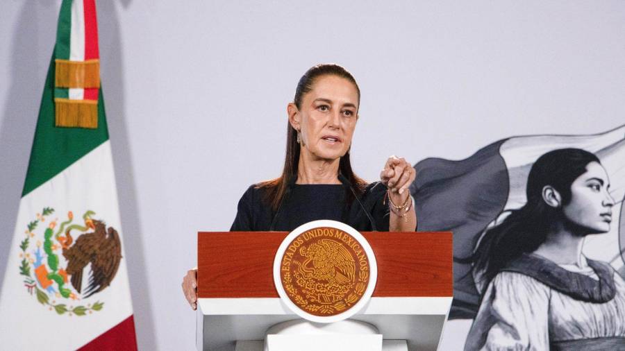 CIUDAD DE MÉXICO, 02OCTUBRE2026.- La Presidenta de México, Claudia Sheinbaum pardo durante la mañanera del pueblo en palacio Nacional, donde anunció regulaciones del contenido de las redes sociales para los niños y adolescentes. FOTO: TOMÁS PÉREZ DE LA CRUZ/CUARTOSCURO.COM