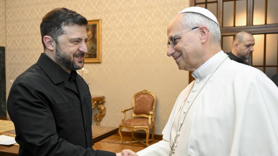 Una imagen proporcionada por los medios del Vaticano muestra al Papa León durante la reunión con el presidente ucraniano Volodymyr Zelensky (izq.) en Castel Gandolfo, Italia.