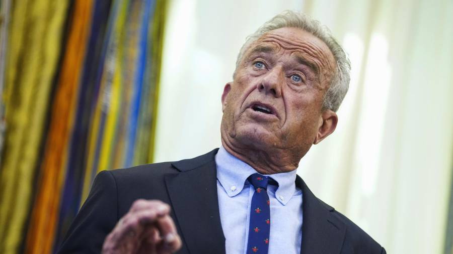 El secretario de Salud y Servicios Humanos de Estados Unidos, Robert F. Kennedy Jr. en la Oficina Oval de la Casa Blanca en Washington.