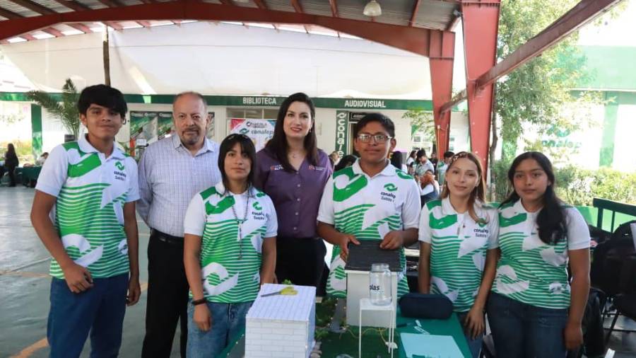 Las estudiantes trabajan en equipos para desarrollar propuestas relacionadas con ciencia, tecnología, ingeniería y matemáticas.