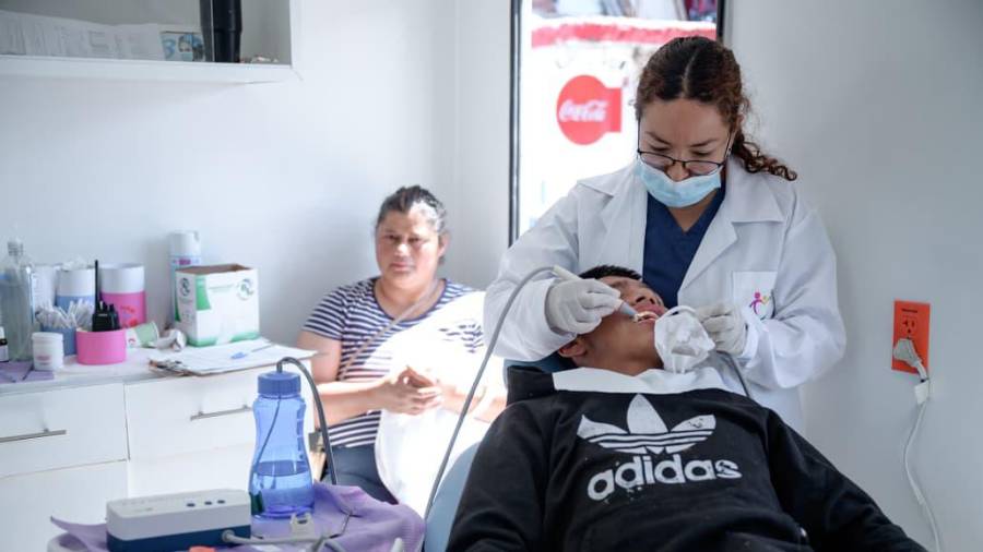 El programa Amor en Movimiento ofrece servicios gratuitos de salud, además de apoyos como lentes, aparatos auditivos y atención dental en colonias y comunidades de Saltillo.