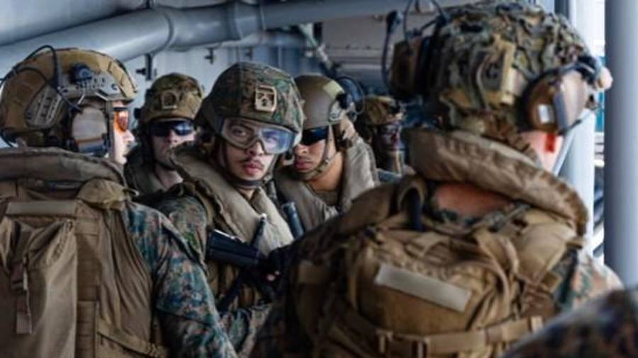 Una imagen de un video proporcionado por el Comando Central de Estados Unidos muestra a marineros e infantes de marina estadounidenses a bordo del USS Tripoli, que ha llegado a Oriente Medio.