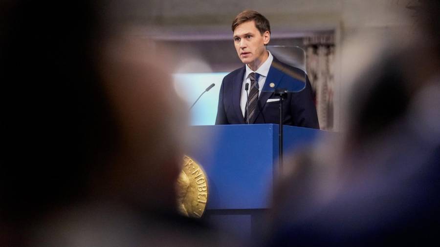 El director del Instituto Nobel, Jorgen Watne Frydnes, durante la ceremonia de entrega del Premio Nobel de la Paz en el Ayuntamiento de Oslo, Noruega.