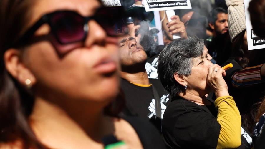 Personas de todas las edades utilizan los vapeadores como un método para dejar el cigarro.