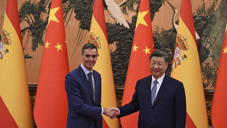 El presidente chino, Xi Jinping, recibe al presidente del Gobierno, Pedro Sánchez, antes de mantener un encuentro en el Gran Palacio del Pueblo de Pekín.