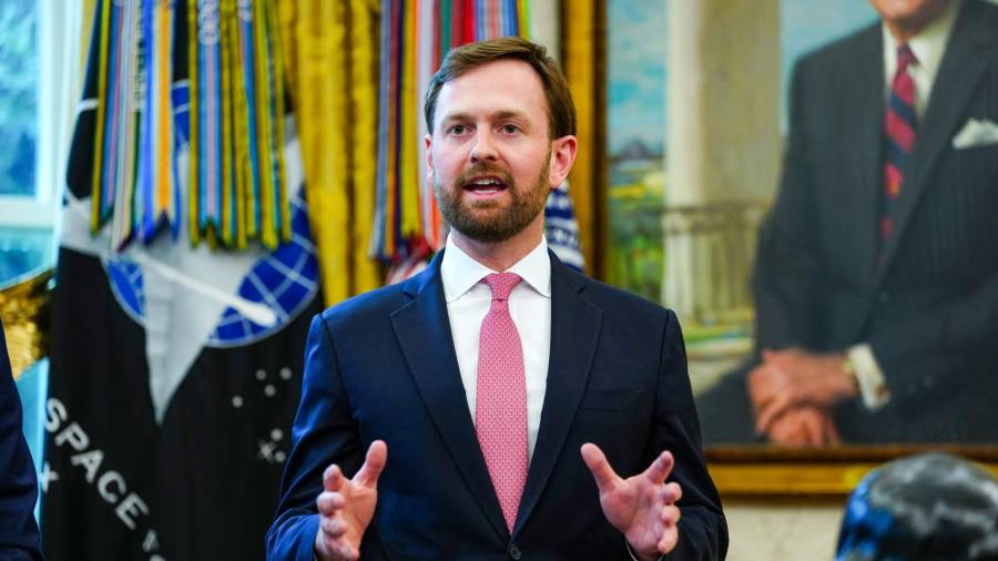El presidente de la Comisión Federal de Comercio de Estados Unidos, Andrew Ferguson, pronuncia un discurso antes de que el presidente Trump firme una orden ejecutiva en el Despacho Oval de la Casa Blanca.
