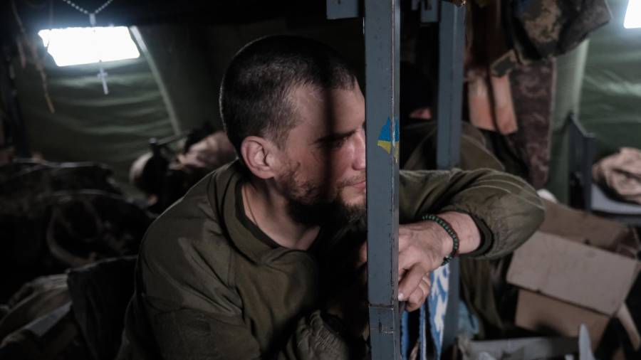 Reclutas de infantería del Batallón Alcatraz, perteneciente a la 93.ª Brigada Mecanizada “Kholodnyi Yar” del Ejército, durante un curso de medicina de combate cerca del frente oriental, en la región de Járkov, Ucrania.