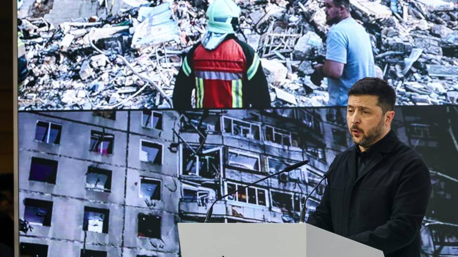 El presidente ucraniano, Volodímir Zelenski, dijo este sábado que dividir Ucrania para contentar a Rusia no traerá una paz real.