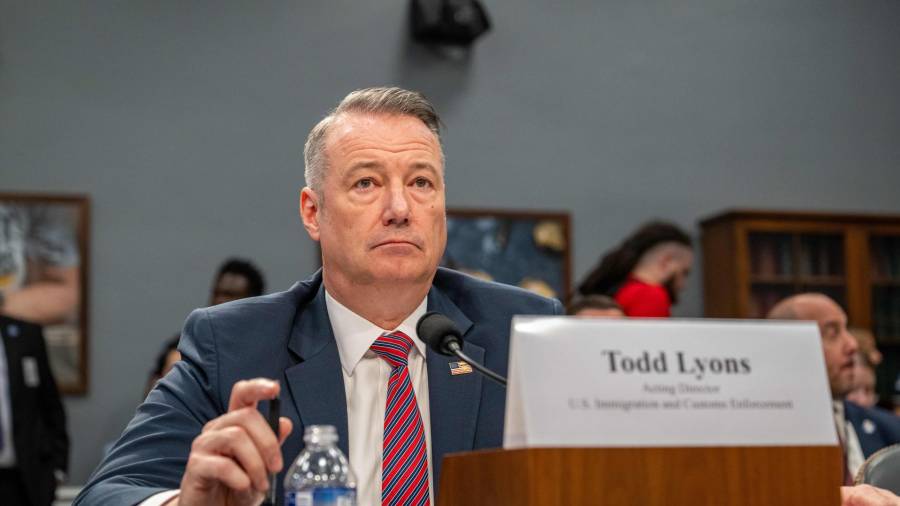 El director interino del Servicio de Inmigración y Control de Aduanas de Estados Unidos, Todd Lyons, presentó su carta de renuncia ante el nuevo secretario de Seguridad Nacional, Markwayne Mullin.