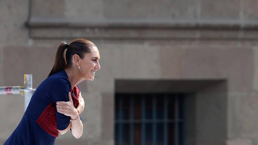 A diferencia de todos los presidentes, que buscaron “borrar la sombra de su antecesor”, Sheinbaum, la primera mujer presidenta, “se somete voluntariamente a un hombre”, señala Armando Fuentes Aguirre, “Catón”.