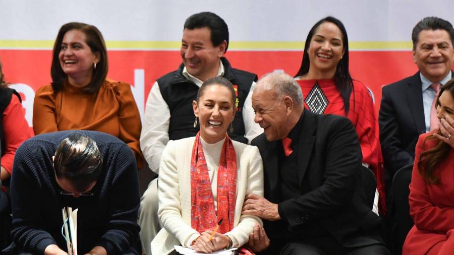 Alberto Anaya (der), líder nacional y fundador del PT, pese a haber dado su total respaldo al Plan B de Sheinbaum, ha dado un paso atrás al exigir sacar la revocación de mandato de la propuesta.