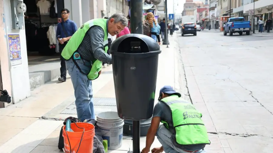 El Municipio instala botes de basura en las banquetas de la calle Juan Aldama, en el Centro Histórico de Saltillo.