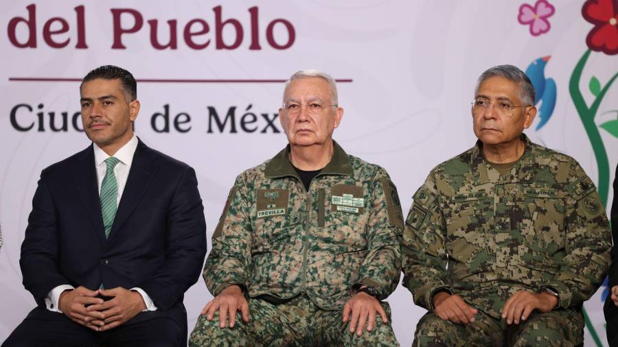 Loret de Mola expone en su columna que es falso que EU busque dividirlos, como dijo ayer Sheinbaum, porque ya existe una fractura real. Lo que es grave, añade, es que la mandataria lleve “130 días” usando a “secretario estrella, su general y su almirante” como parapeto.