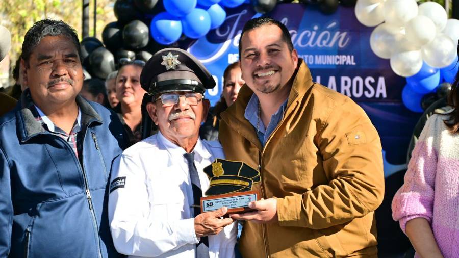 Don Agapito Franco recibe el aplauso de la ciudadanía durante su homenaje en la Plaza Principal.
