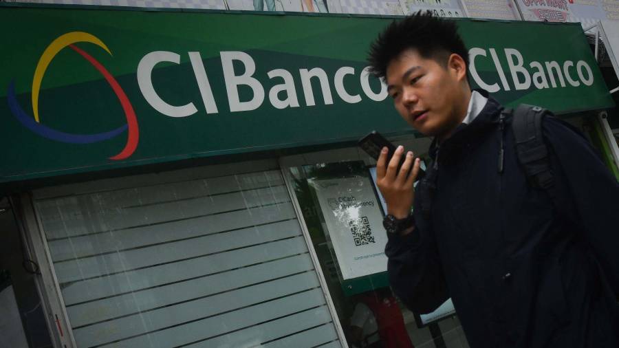 Un hombre habla por teléfono mientras pasa enfrente de la sucursal de CiBanco, el Departamento del Tesoro de Estados Unidos acusó a: CiBanco; Intercam y Vecogt (bancos que operan en México) por presuntamente estar relacionados con el tráfico de fentanilo y cárteles mexicanos.