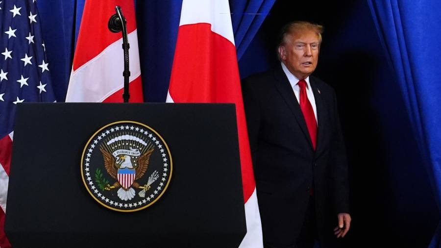 El presidente Donald Trump llega para firmar un acuerdocon la primera ministra de Dinamarca, Mette Frederiksen, y el primer ministro de Groenlandia, Jens-Frederik Nielse, en la sede de la ONU.