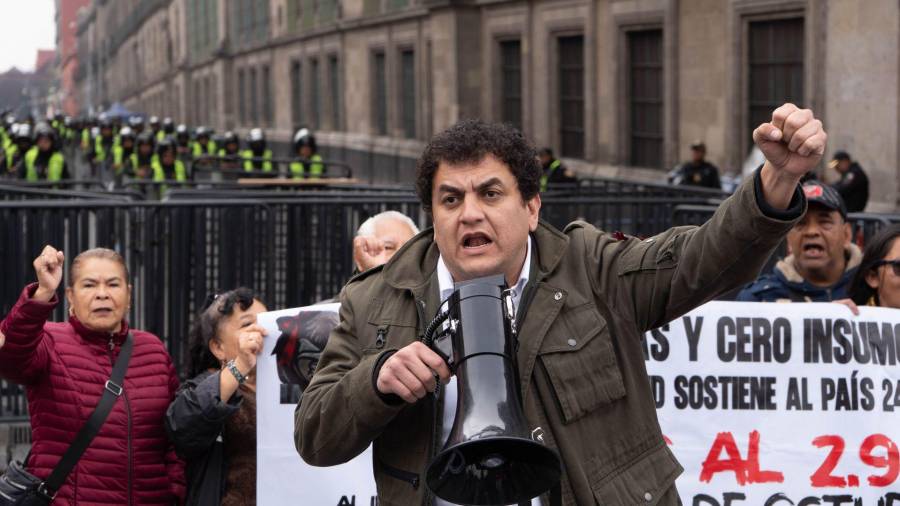 CIUDAD DE MÉXICO, 20OCTUBRE2026.- Trabajadores del Instituto Mexicano del Seguro Social (IMSS), representantes de las 37 secciones sindicales del país, se dieron cita frente a Palacio Nacional para realizar “La mañanera de la resistencia” y exigir justicia y atención a sus demandas laborales. Los trabajadores señalaron que no les recibieron el pliego petitorio dirigido a la presidenta Claudia Sheinbaum Pardo. Sobre la calle de Moneda se observó un despliegue de elementos policiacos detrás de los manifestantes. FOTO: CAMILA AYALA BENABIB/CUARTOSCURO.COM