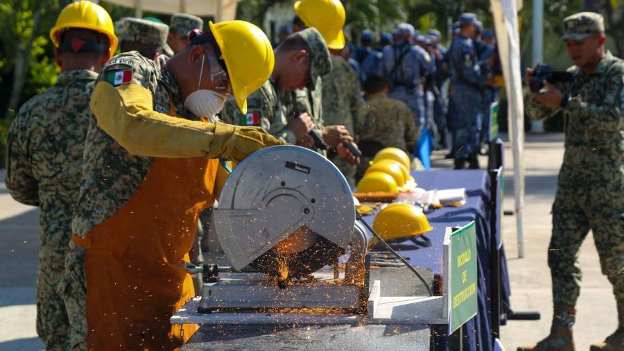 Mientras México restringe la compra legal a través de un modelo centralizado y militarizado, la disponibilidad en Estados Unidos mantiene un flujo constante.