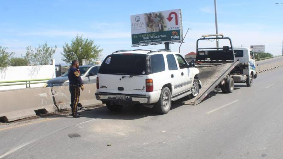 El vehículo fue remolcado a un corralón mientras las autoridades daban seguimiento al accidente.