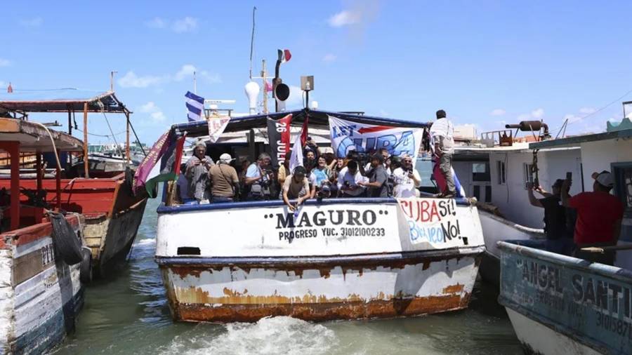 El barco ‘Maguro’ de la delegación mexicana del convoy Nuestra América zarpa con destino a Cuba, cargado de ayuda humanitaria.