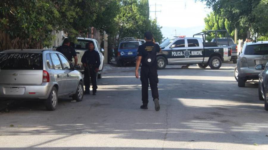 Agentes de la Agencia de Investigación Criminal y personal de Servicios Periciales realizaron las diligencias en el domicilio donde fue localizada la joven.
