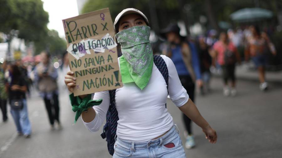 Una mujer sostiene un cartel durante el Día de Acción Global por el Acceso al Aborto Legal y Seguro, este lunes en Ciudad de México (México).