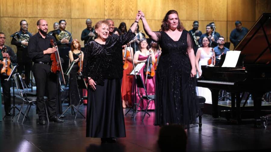 Natalia Riazanova (izq.) dirigió el concierto “Luz, pasión y destino” dentro de la programación artística del FINA 2026.