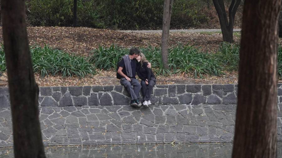 El descenso más marcado en la distribución porcentual de enlaces matrimoniales se observó en el grupo de 30 a 59 años.