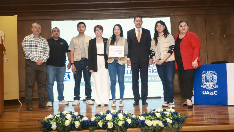 Autoridades universitarias reconocieron al Club de Paleontología del IDEA por impartir 32 talleres en escuelas de educación básica durante el semestre enero-junio 2026.