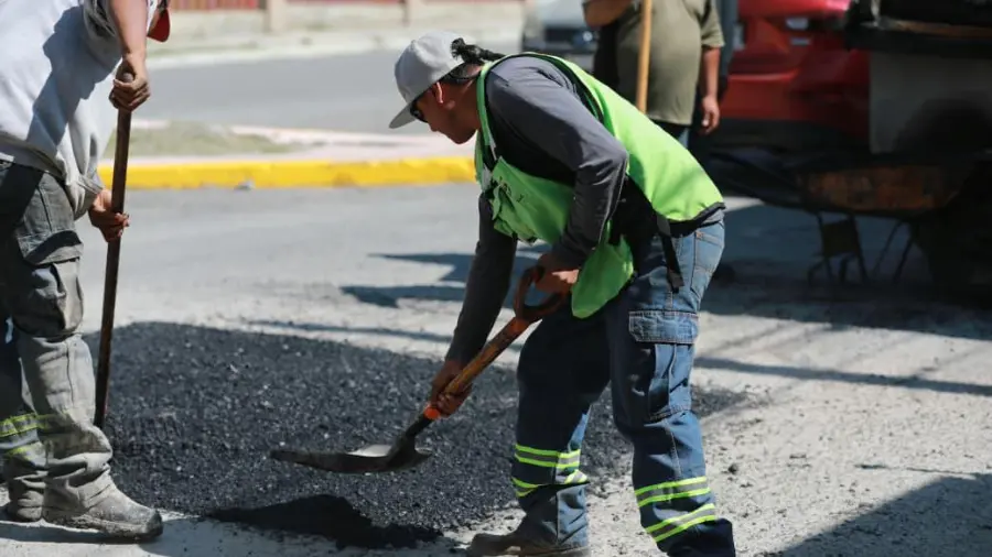 Las brigadas municipales rehabilitaron tramos de carpeta asfáltica en el fraccionamiento Saltillo 400.