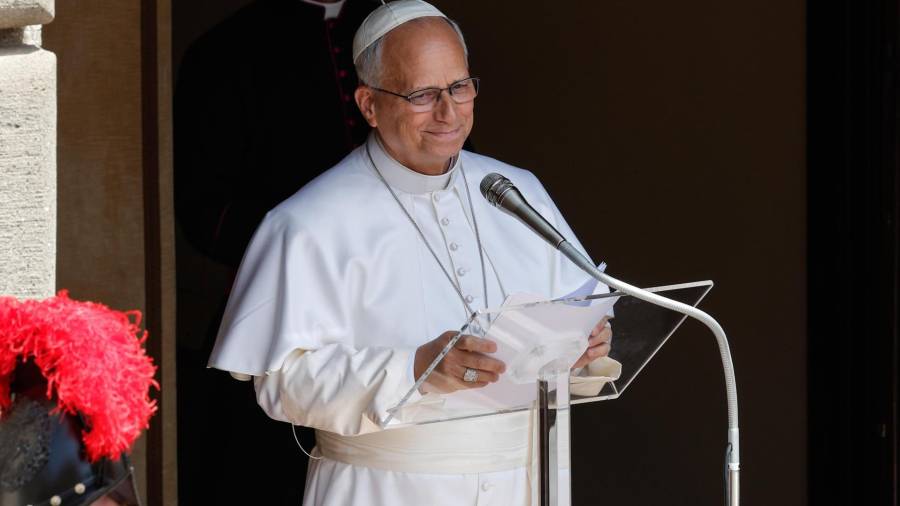 El papa León XIV dirige el rezo del Ángelus en la residencia de verano de Castel Gandolfo, cerca de Roma, Italia.